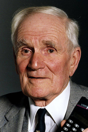 Desmond Llewelyn photo