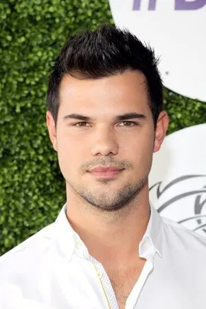 Taylor Lautner photo