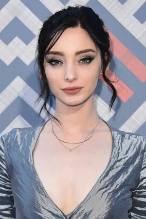 Emma Dumont photo