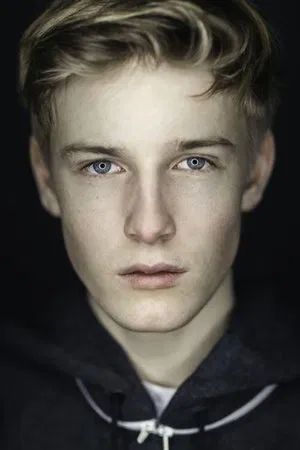 Louis Hofmann photo