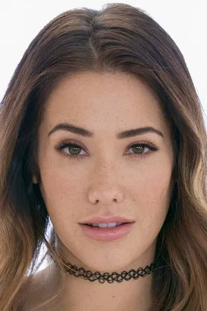 Eva Lovia photo