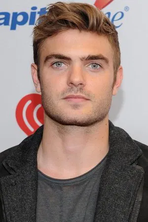 Alex Roe photo