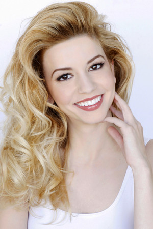 Masiela Lusha photo