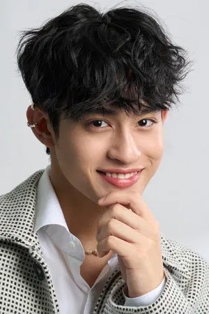 Tinnasit Isarapongporn photo