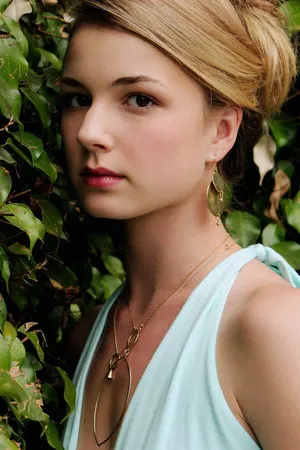 Emily VanCamp photo
