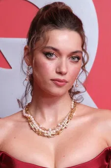 Afra Saraçoğlu photo