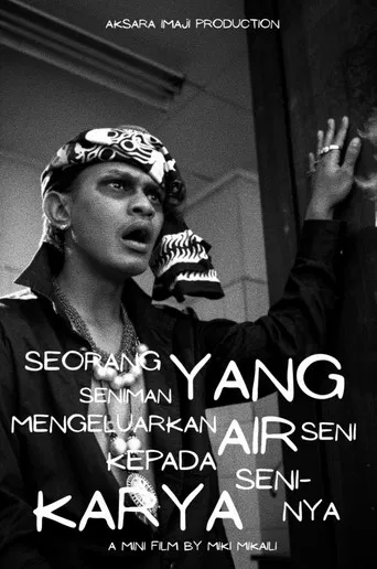 Seorang Seniman yang Mengeluarkan Air Seni Kepada Karya Seni-nya poster