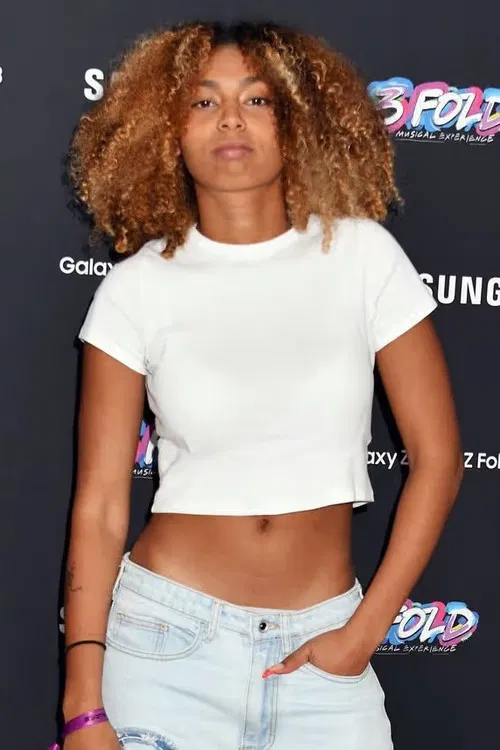 Phoenix Chi Gulzar profile