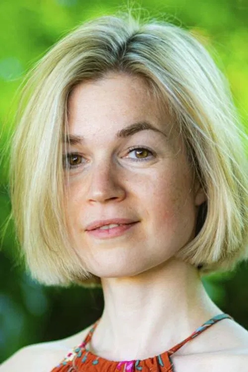 Laura Fischer profile