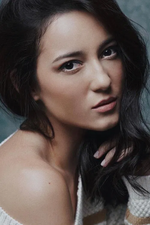 Julie Estelle profile