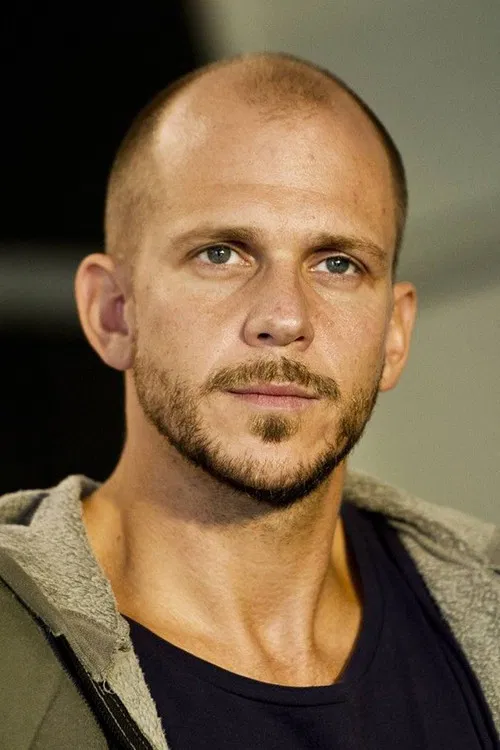 Gustaf Skarsgård profile