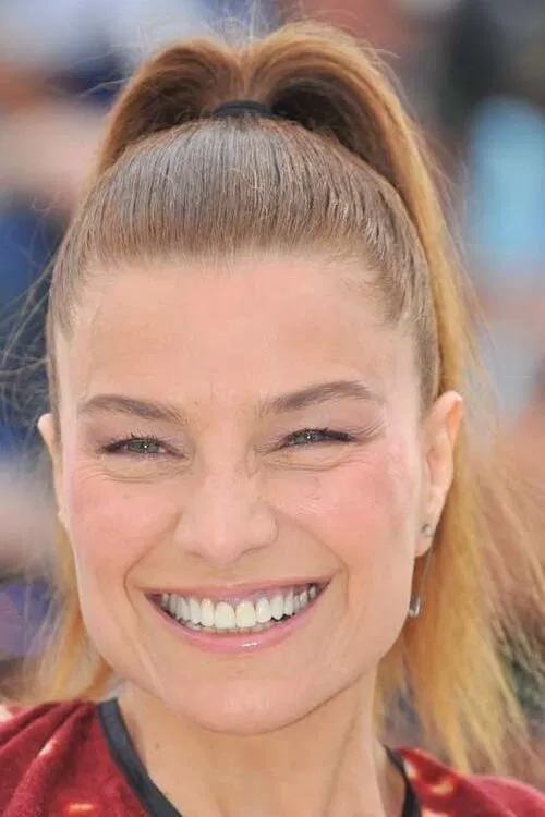 Elli Medeiros profile