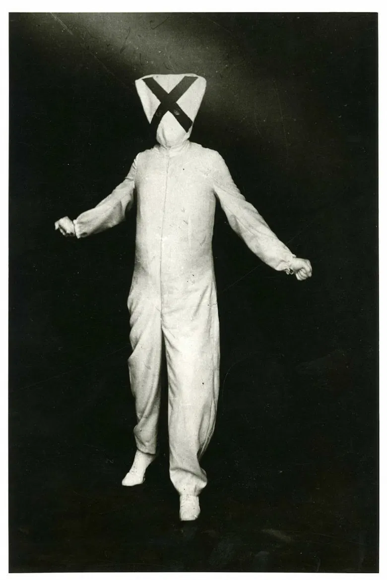 L'X Noir poster background