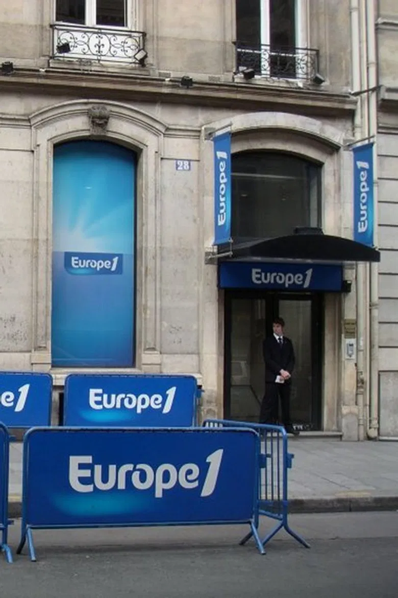 Le 26bis - Europe 1 poster background