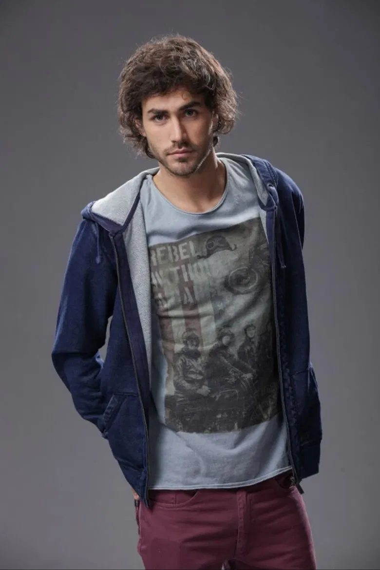 Vuelve Temprano poster background