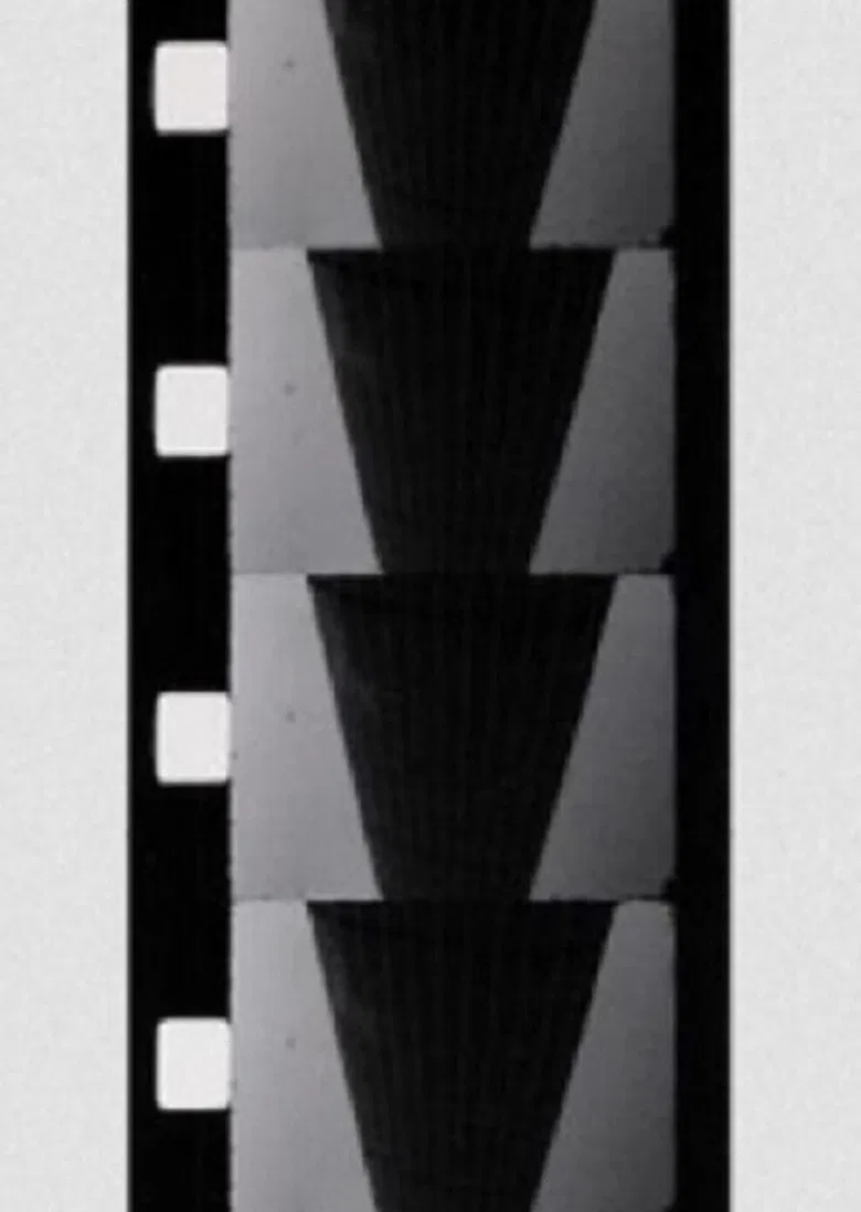 Chutes de trois gouttes de mezcal dans une coupe de champagne poster background