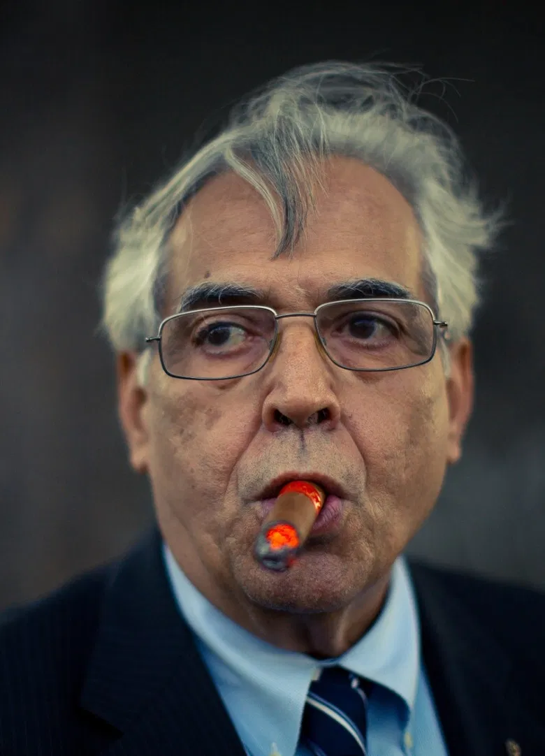 A Locomotiva poster background