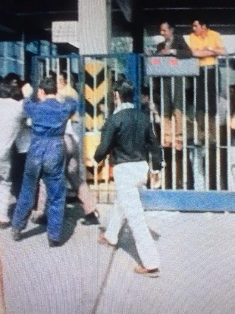 Bandstrasse - Diese spontane Arbeitsniederlegung war nicht geplant poster background