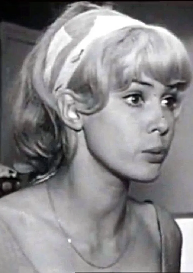 Seule a Paris poster background