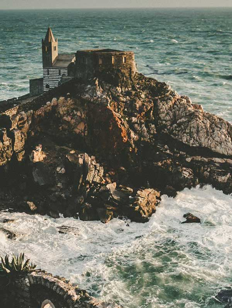 L'onda poster background