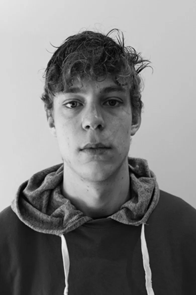 Gutten som har syklet hele livet, men aldri lært seg å gå poster background