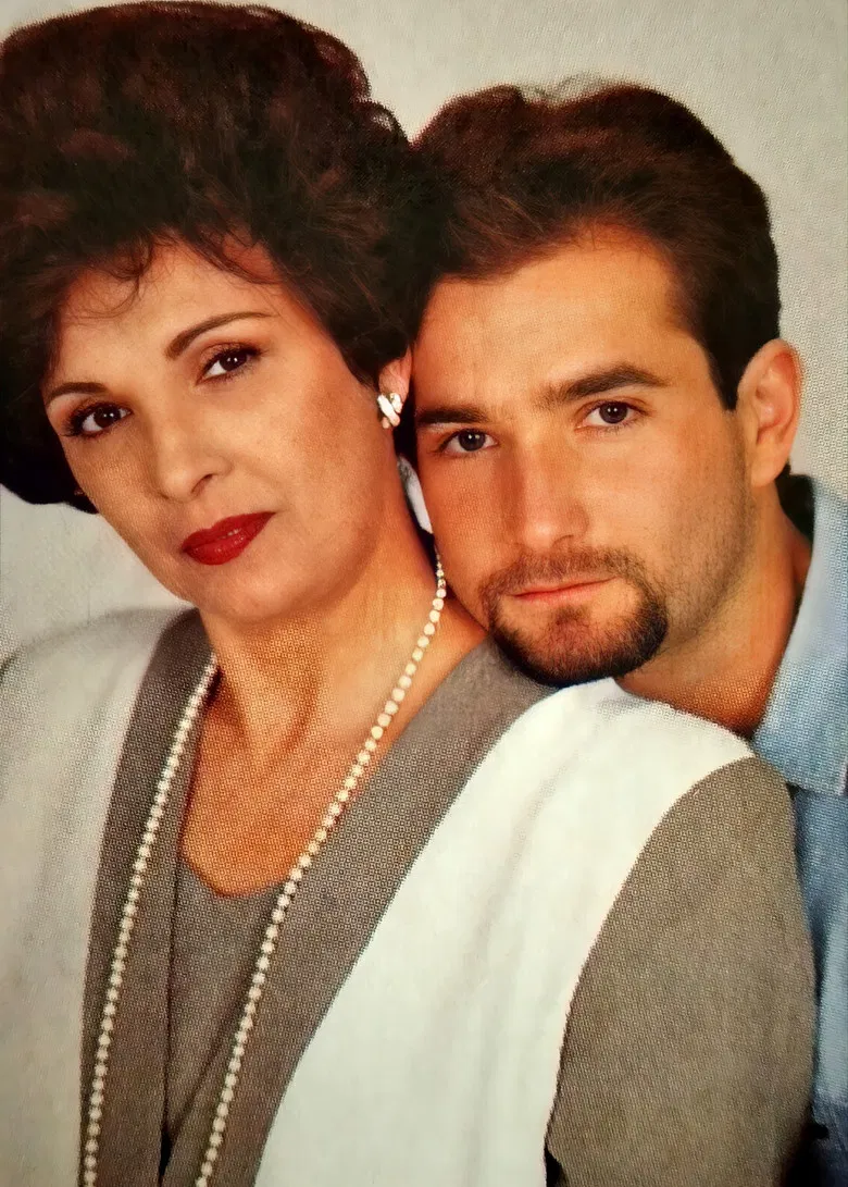 Señora Isabel poster background