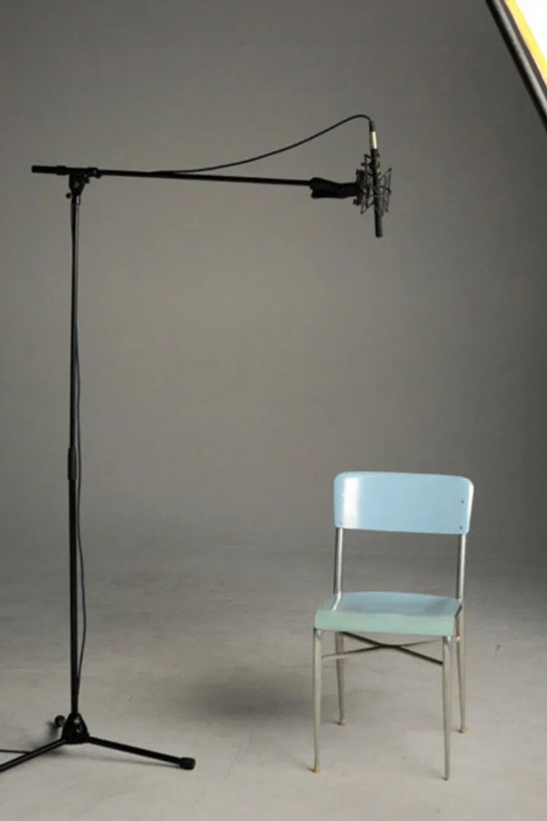 Eine Schauspielerin versucht zu weinen poster background