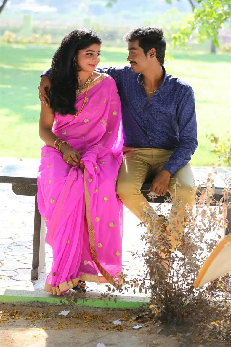 Paarka Thonuthe poster background