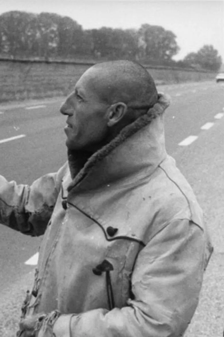 Devant le mur poster background