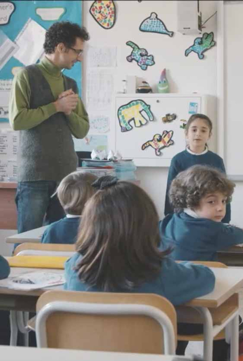 Può Essere! poster background