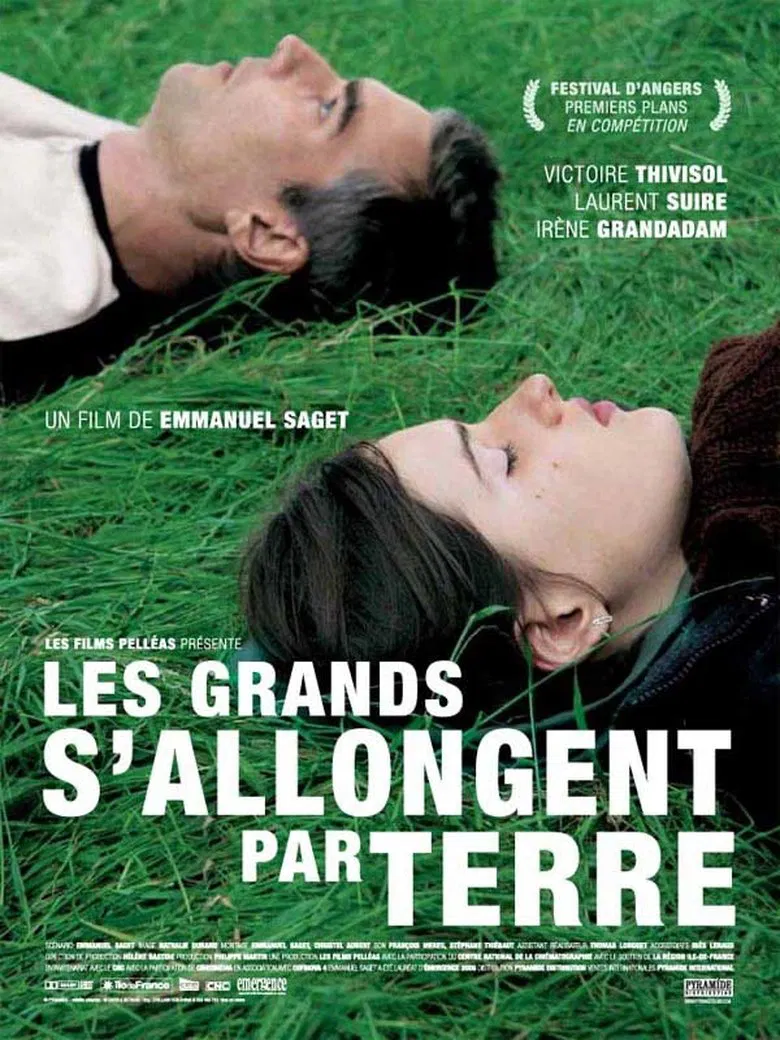 Les Grands S'Allongent Par Terre poster background
