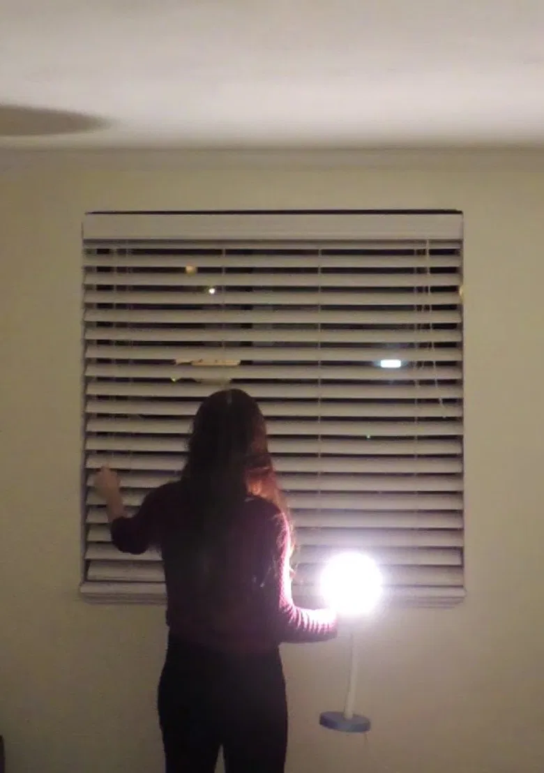 En Obra poster background